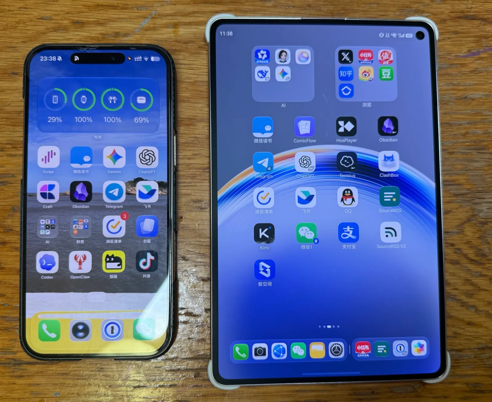 MatePad Mini 和手机放在一起的尺寸对比